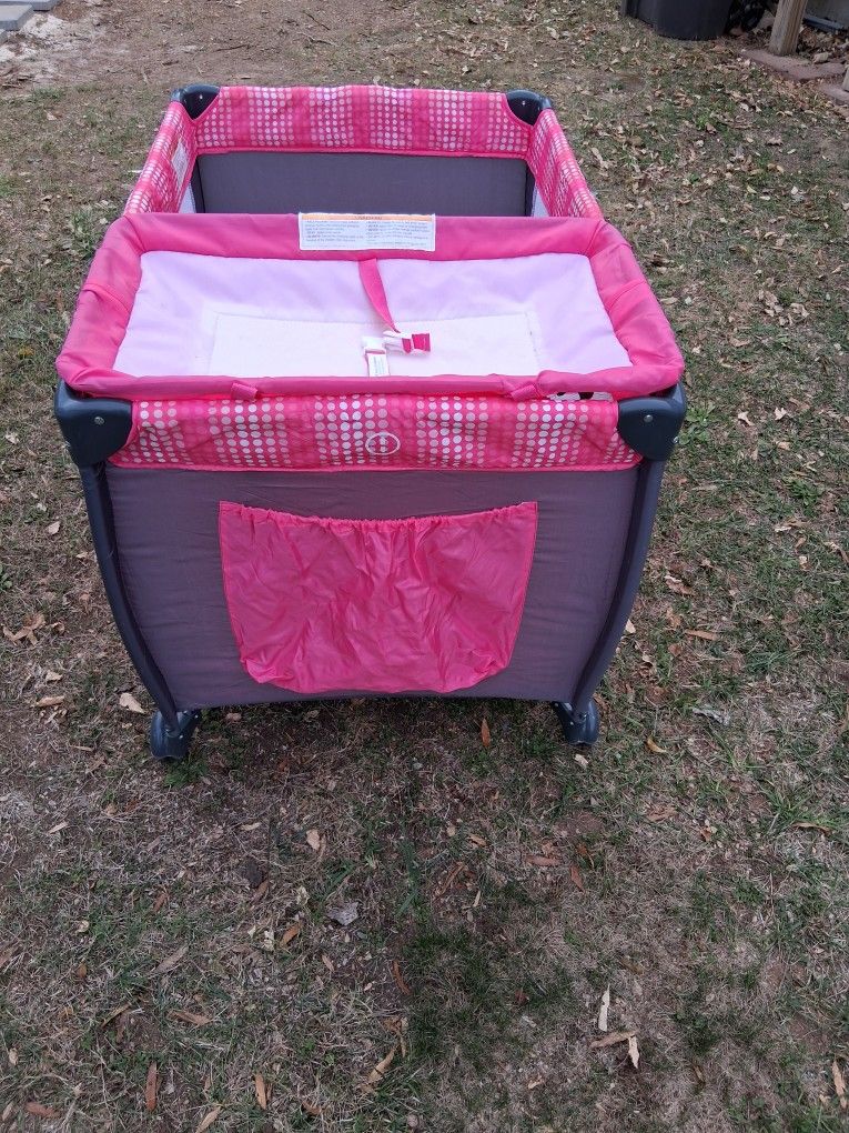 Pack N' Play w/ Changing Table