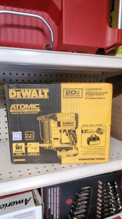 DEWALT 20V MAX BRUSHLESS 23GA PIN NAILER KIT