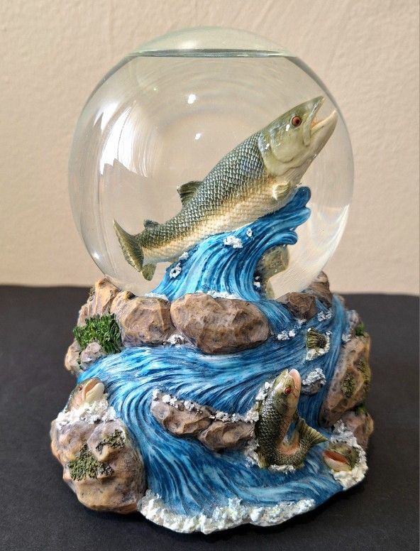 VINTAGE FISH RIVER MUSICAL WATER GLOBE