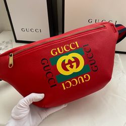 Model 493869  Size: 28*18*8cm  Gucci Cruise 18 is a series waist bag in cooperation with Spanish artist coco catan. The bag has a handwritten golden g