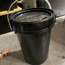 Uline 5 Gallon Plastic Bucket Industrial Grade With Locking Mechanism New $20 obo