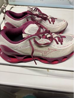 Like new Womens size 9.5 Mizuna wave phrophecy 13