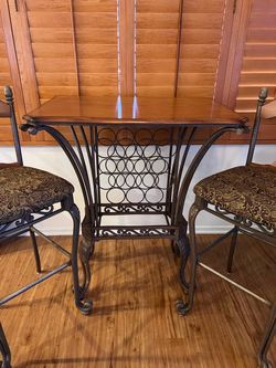 Table with wine storage and 2 Chairs