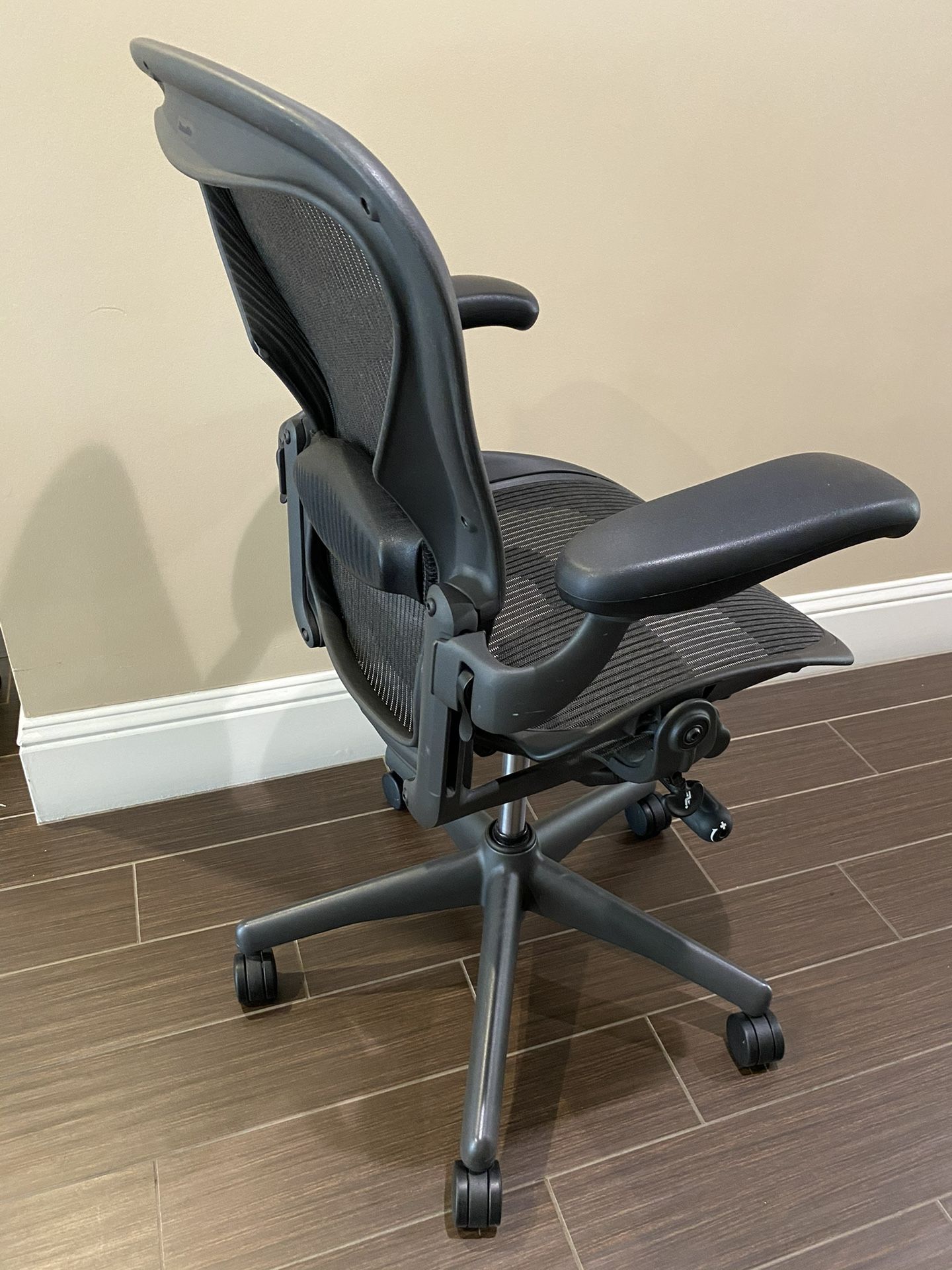 Aeron Chair!! Size ( B )