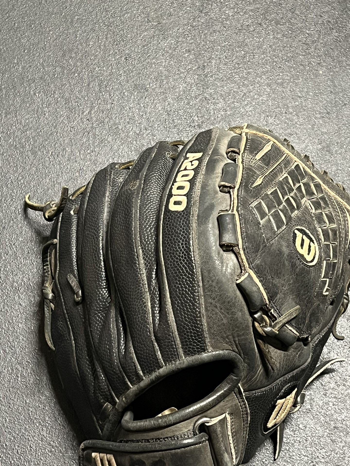 Mizuno A2000 12.5” Fastpitch softball glove