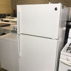 GE White Refrigerator Top Freezer 