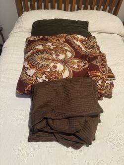 King Size Paisley Comforter & brown throw plus a Full size Comforter. Price for all 3. No holes, rips, or stains 