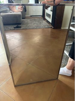 Mirror 2‘ x 3‘ with mounting brackets