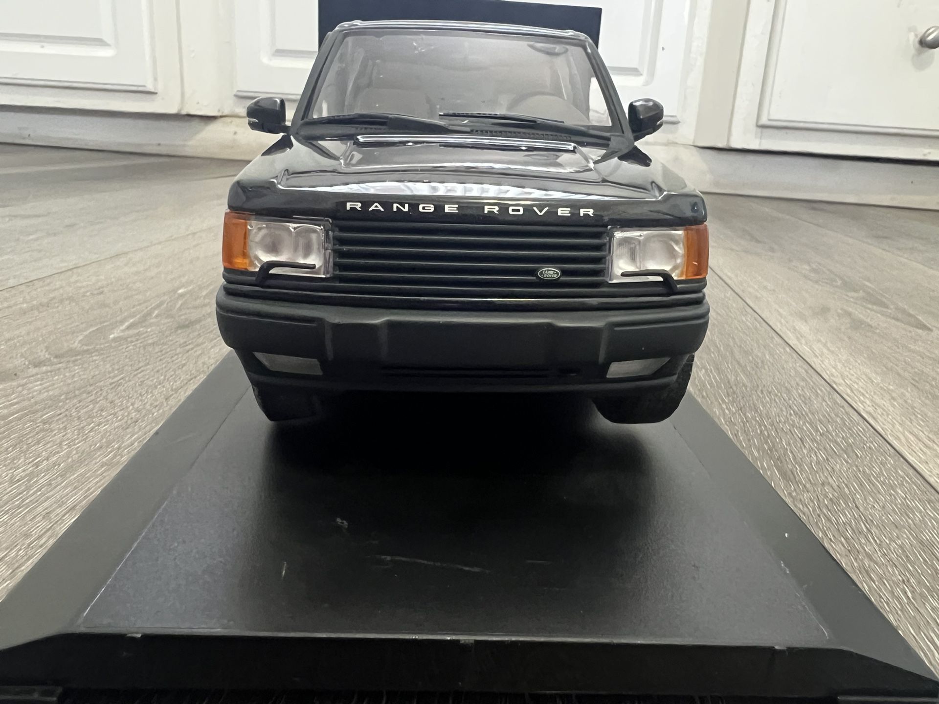 Autoart 1/18 Scale Diecast Range Rover 4.6 HSE auto art hard to find