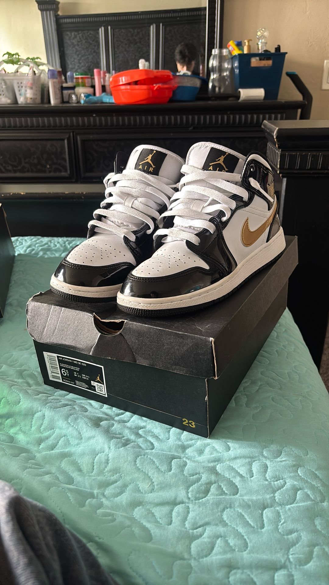 Air Jordan 1 Black And Gold(used)