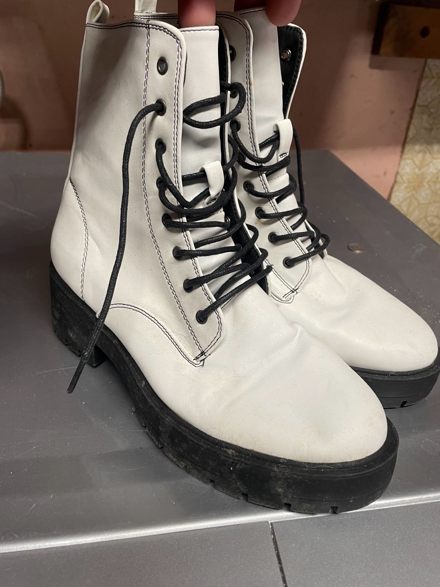 Women’s boots size 8