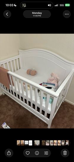 White crib / crib mattress