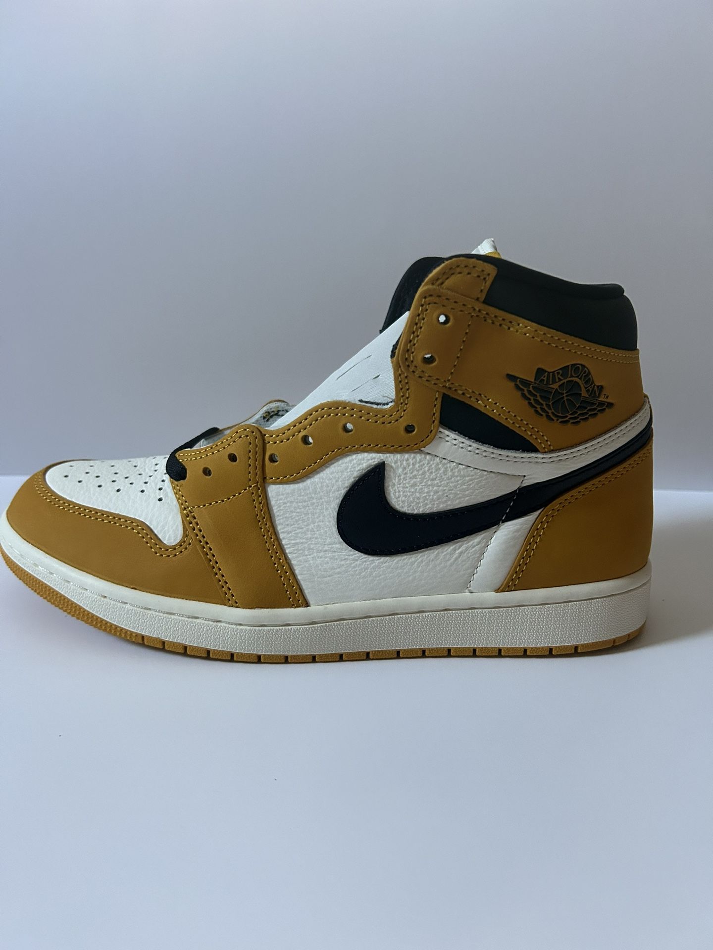 Air Jordan 1 High OG  Yellow Ochre Size 9.5
