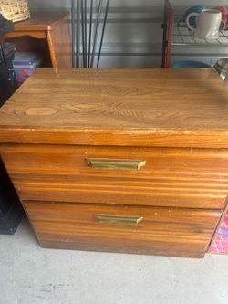 Warm brown 2-drawer nightstand