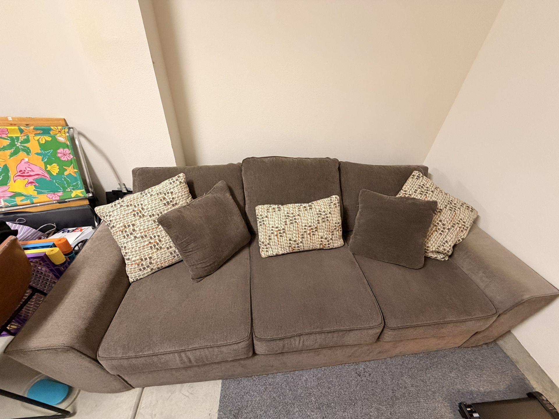 Modern Plush Couch – Wide Seats, Soft Fabric, Includes 6 Pillows