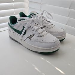 Women NIKE shoes Size 7 