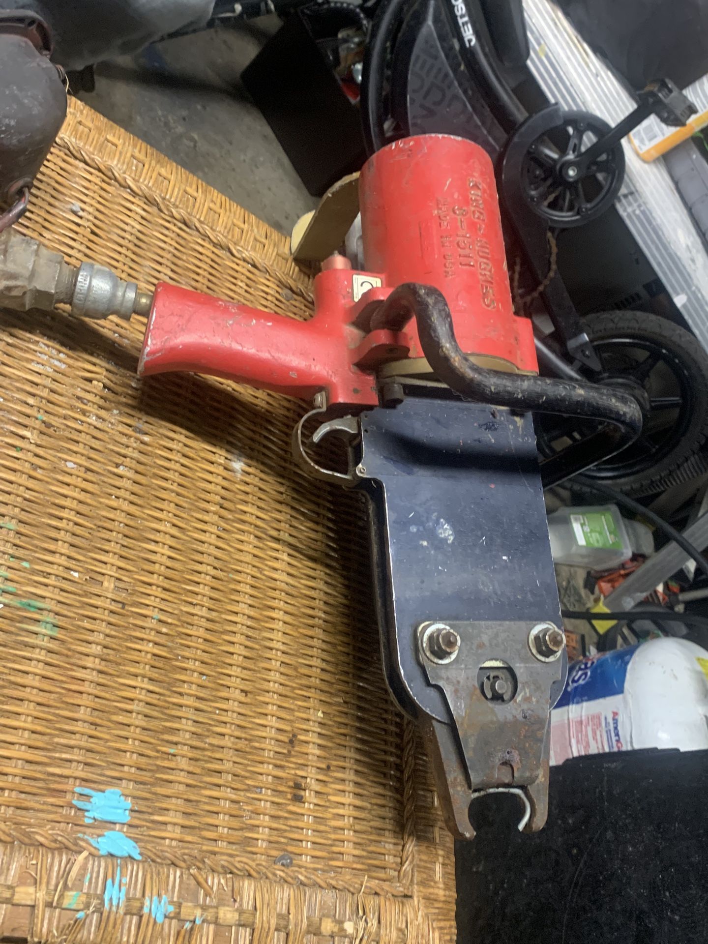 King Hughes C-1511 Manual hog ring pliers for the 11-40 series hog rings. Hog ring tool