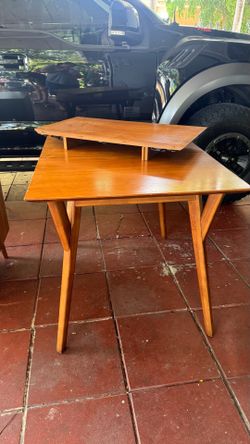 Expandable wood table