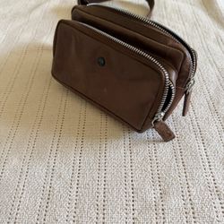 Roundtree & Yorke Cross Body Purse