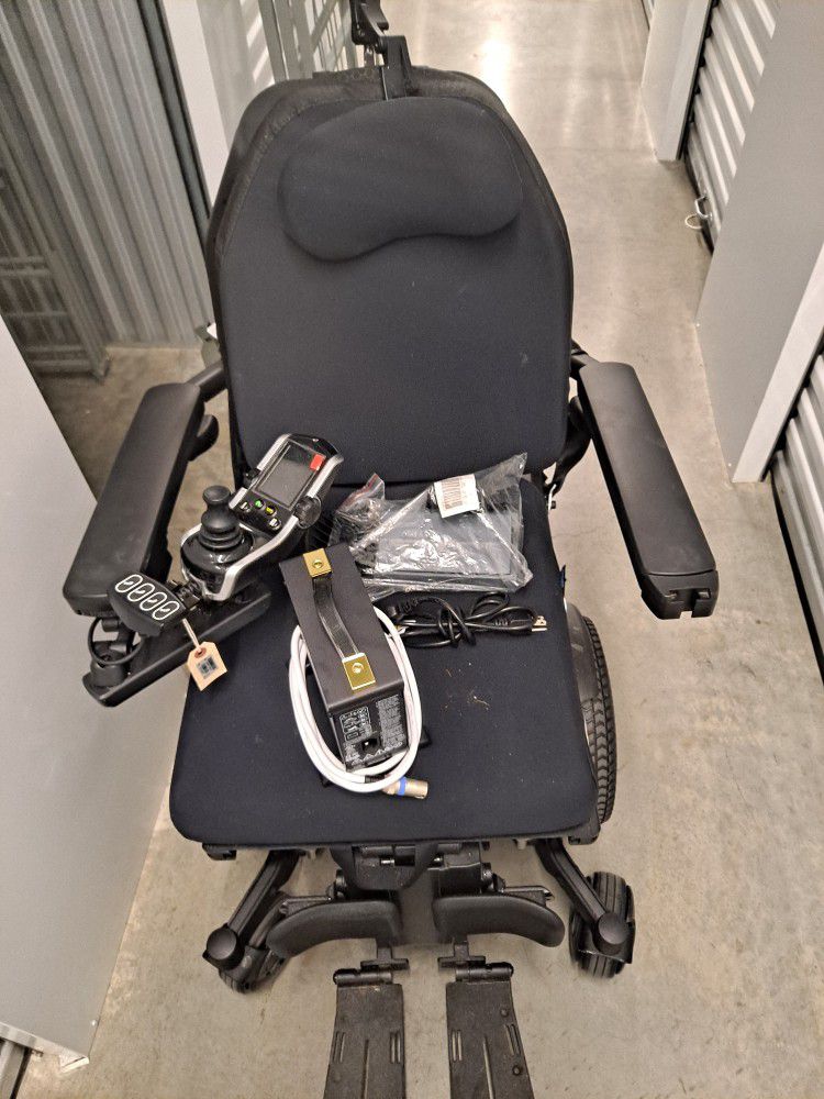 QUANTUM EDGE 2.0 wheelchair Like NEW  MAKE OFFER 