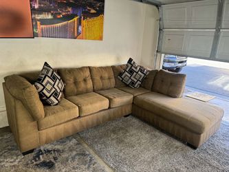 🌟 Ashley furniture light tan/brown 2pc sectional couch 🛋 ( FREE DELIVERY)