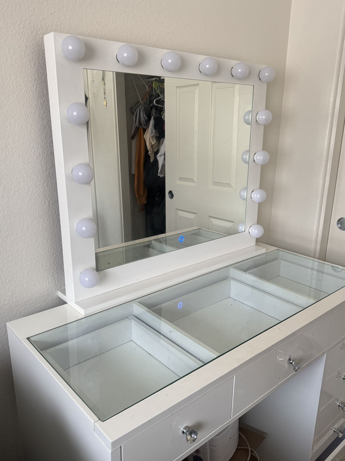 White Make Up Vanitu