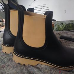 Women's Size 8.5 Toni Pons Ankle Cut Rain Boots 