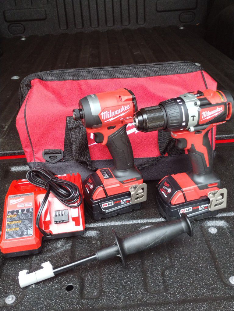 Brand New Milwaukee M18 Fuel / Brushless Hammer Drill And Impact Driver Kit With 2 4ah Batteries 