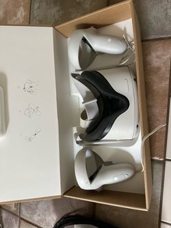Well cared for Oculus 2 with original box and additional items