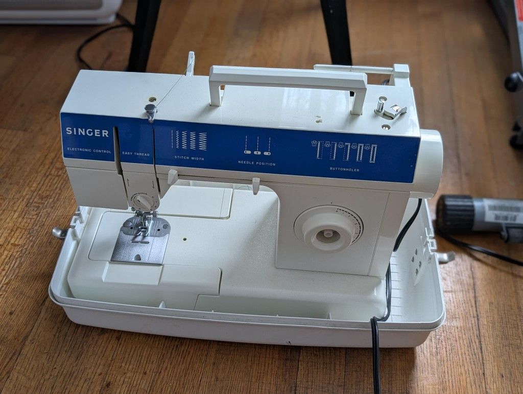 Singer Sewing Machine With Carry Case