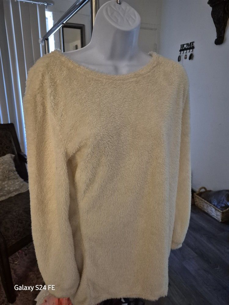 NEW CREAM LIGHT & BEAUTIFUL SWEATER!