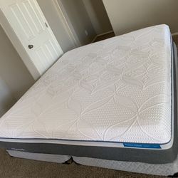 KING MATTRESS SEALY HYBRID POSTUREPEDIC AND FREE BOX SPRINGS