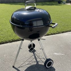 Weber Original 22in Kettle Black Kettle Charcoal Grill! Retails $149.99. Good condition, missing bottom ash tray and one bottom vent blade 