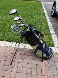 Men’s Titleist golf club set.  Complete right handed set with Titleist golf bag