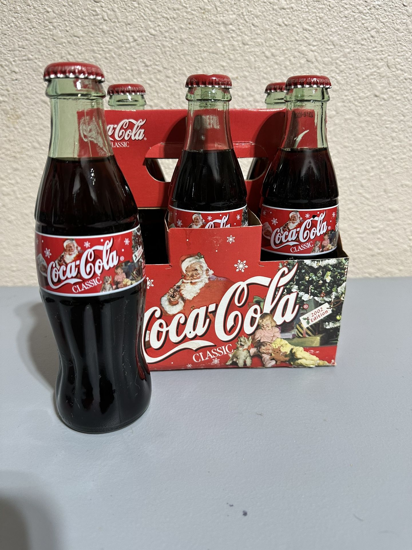 Coca-Cola Classic Santa CHRISTMAS 2002 Edition 6-Pack 8oz bottles Paper carton.
