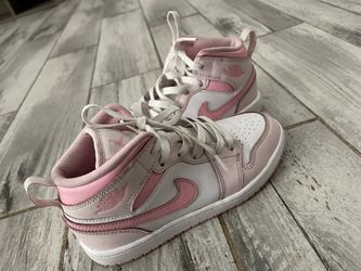 Girls size 2Y Jordan 1 Mid shoes