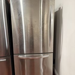 LG refrigerator - top fridge/ bottom freezer- work great