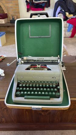 1950's vintage Quiet De Luxe Royal typewriter  with case