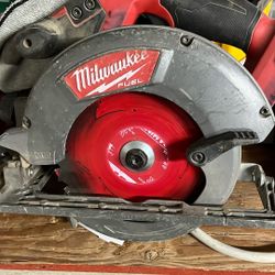 Milwaukee Fuel Saw  6/1/2 Size Blade