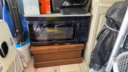 Like New Over The Stove Bosch Microwave Like New $95