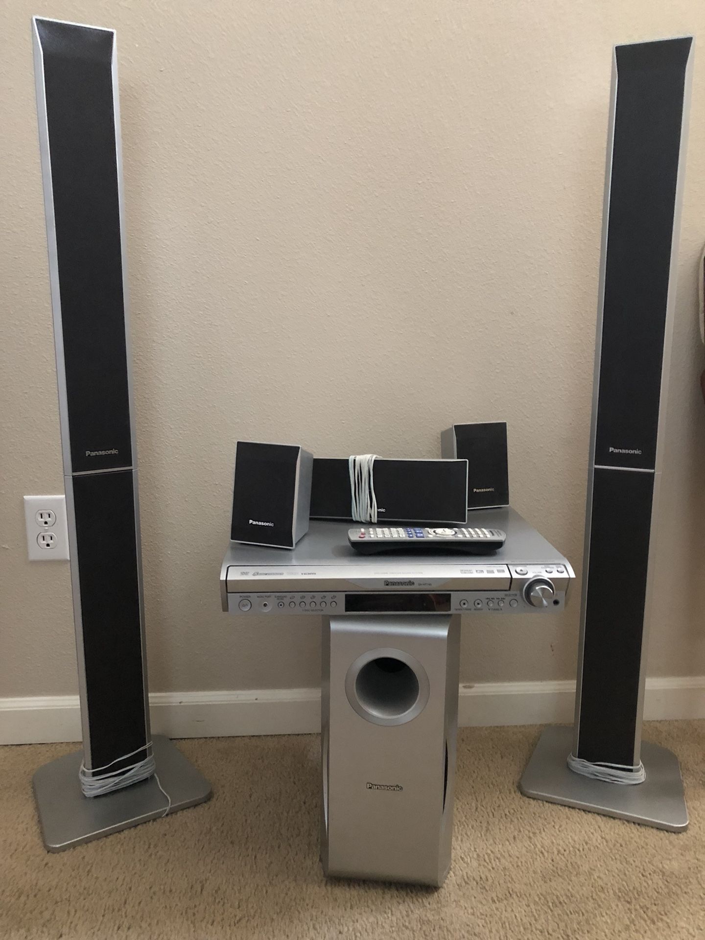 Panasonic SA-HT740 5.1 Channel, 5 Disc DVD changer, COMPLETE Home Theater System
