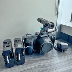 Blackmagic Design Pocket Cinema Camera 6K + Cage Mount + 2 External Batteries