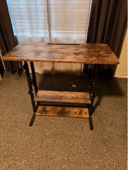 Adjustable standing desk