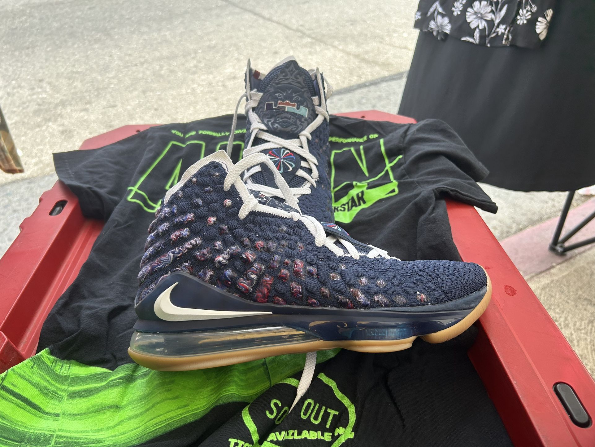 Lebron 17 Uconn Deals on Men main image 2