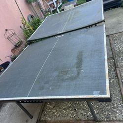 Ping-Pong Table Comes With Comes With Rackets 