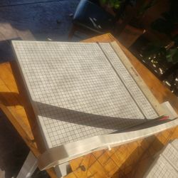 BOSTON 2618 paper cutter