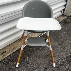 Skip Hop 4-in-1 Baby Feeding High Chair! Great Condition! Does not include straps. Retails $149.99