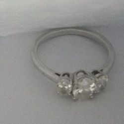 Anillo De ORO BLANCO de 14 Kilates Y 3 Diamantes De Laboratorio Ovalados 