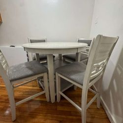 Round dinning table for sale! 