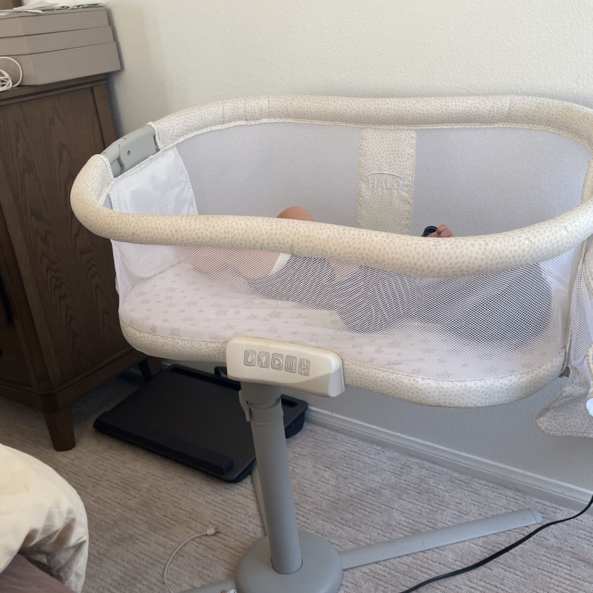 Beautiful Halo Bassinet Luxe Series With Vibrating Controls